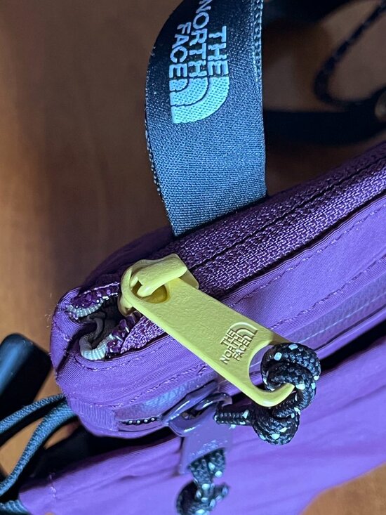 The North Face Mountain Crossbody bag NWT - Picture 5 of 11